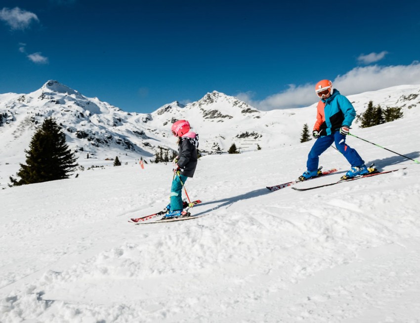 Familie beim Skifahren in Obertauern © Tourismusverband Obertauern