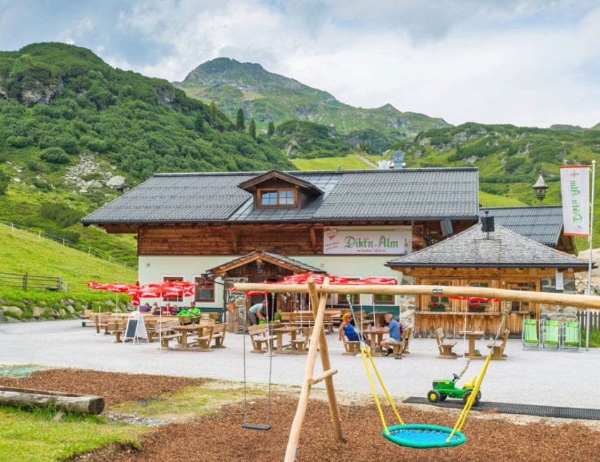 Alm mit Spielplatz