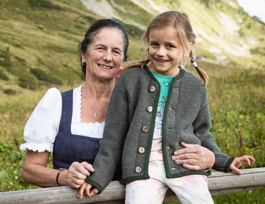Oma mit Enkelin glücklich auf der Alm