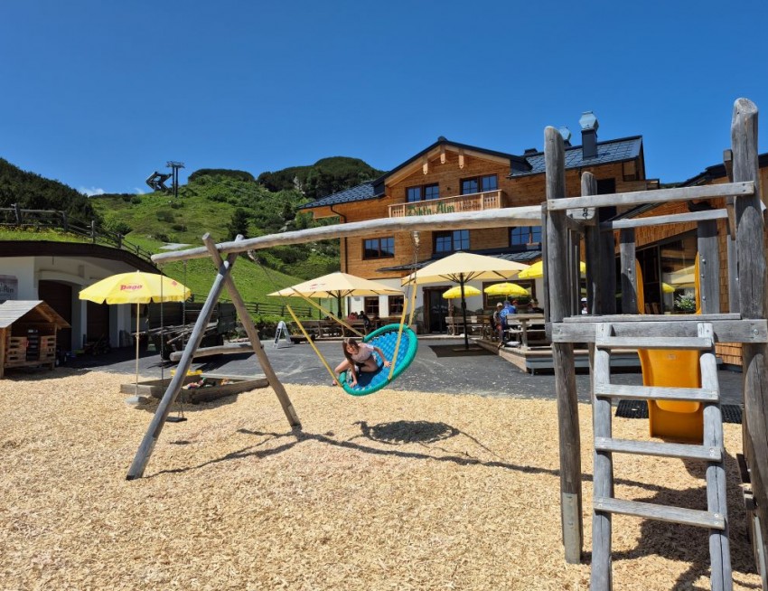 Alm mit großem Spielplatz