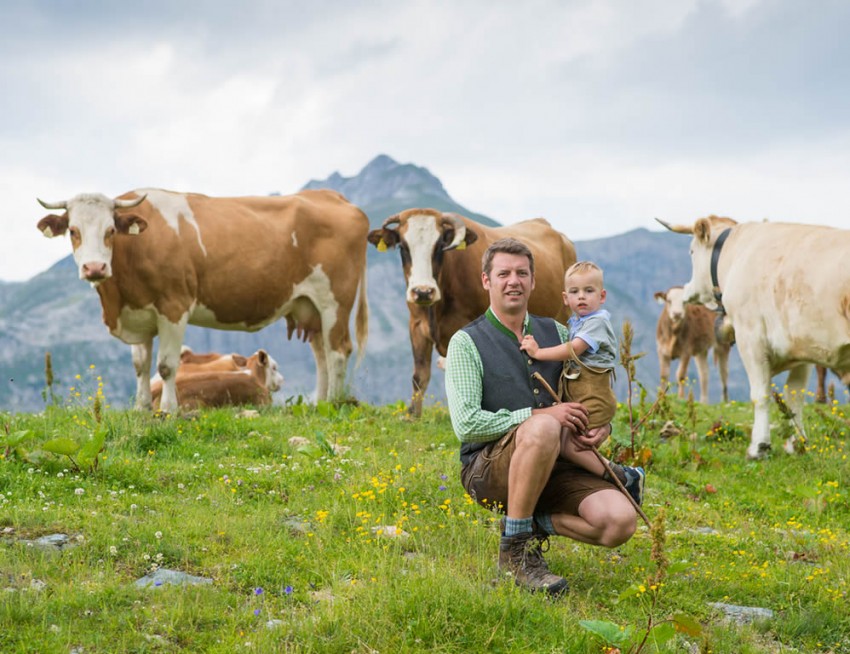 Gastgeber Bernhard und Sohn vor Kuhherde