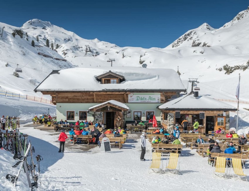 Sonne genießen bei der Rast auf der Panorama-Terrasse