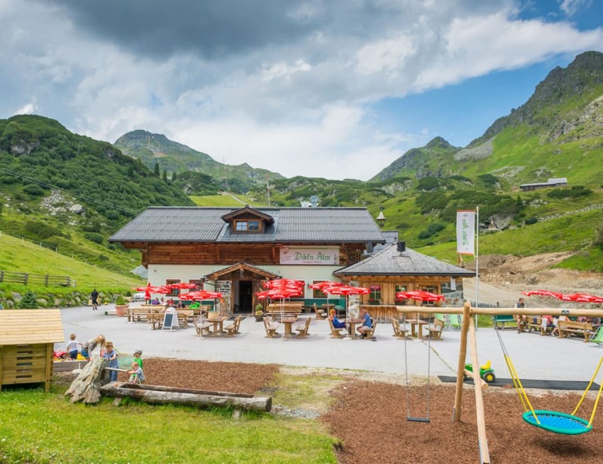 Großer Spielplatz direkt vor der Dikt'n Alm