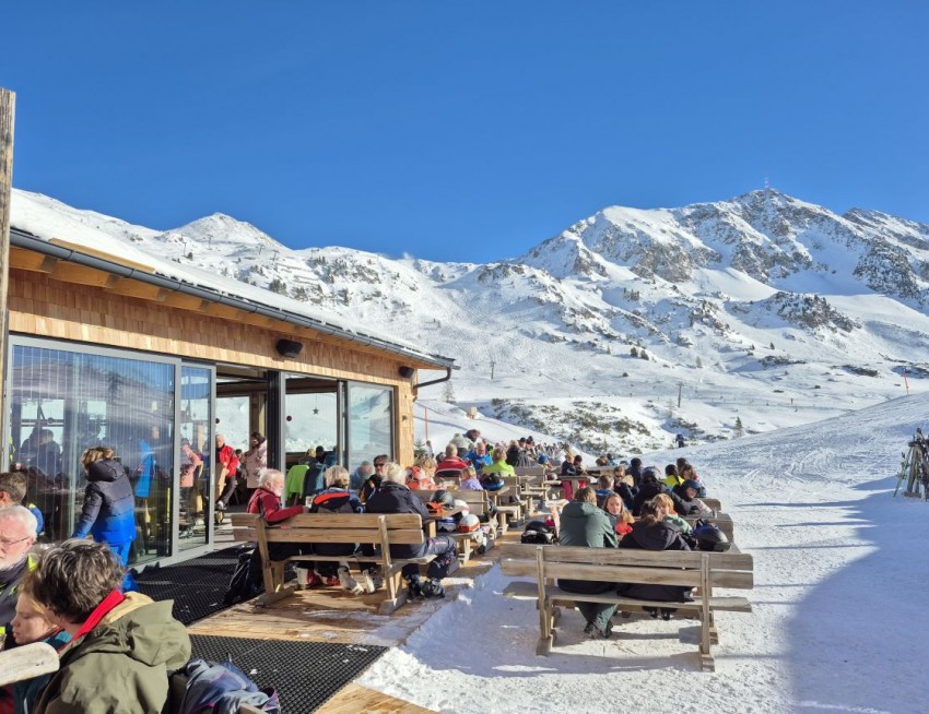 Die Sonnenterrasse der DiktnAlm - Sommer wie Winter der Place to be in Obertauern