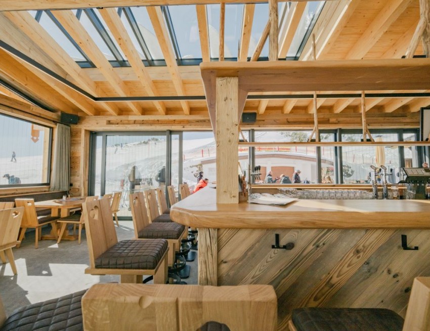 Hell und geräumig zum Essen und Trinken in der Diktnalm