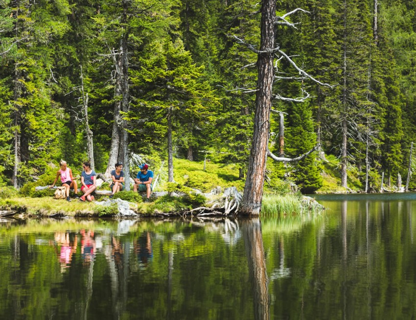 Freunde beim Wandern - Rast am Almsee © Tourismusverband Obertauern