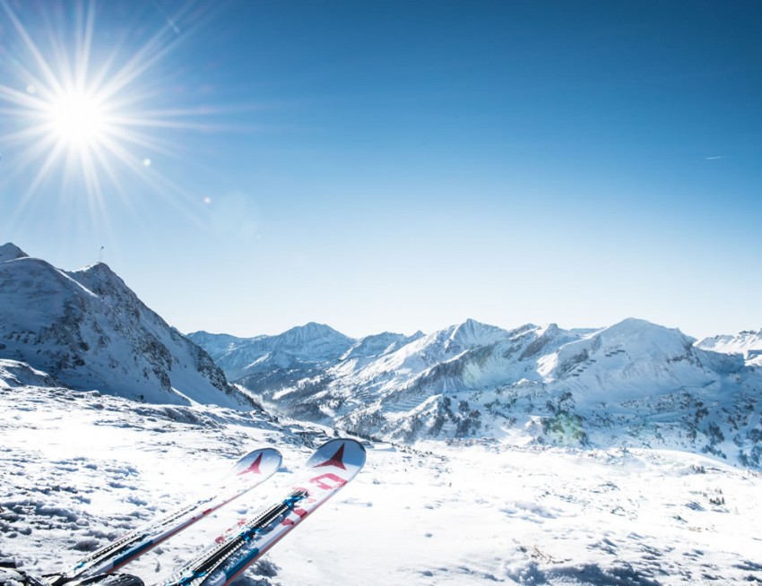 Sonnenski in malerischer Bergwelt © Tourismusverband Obertauern