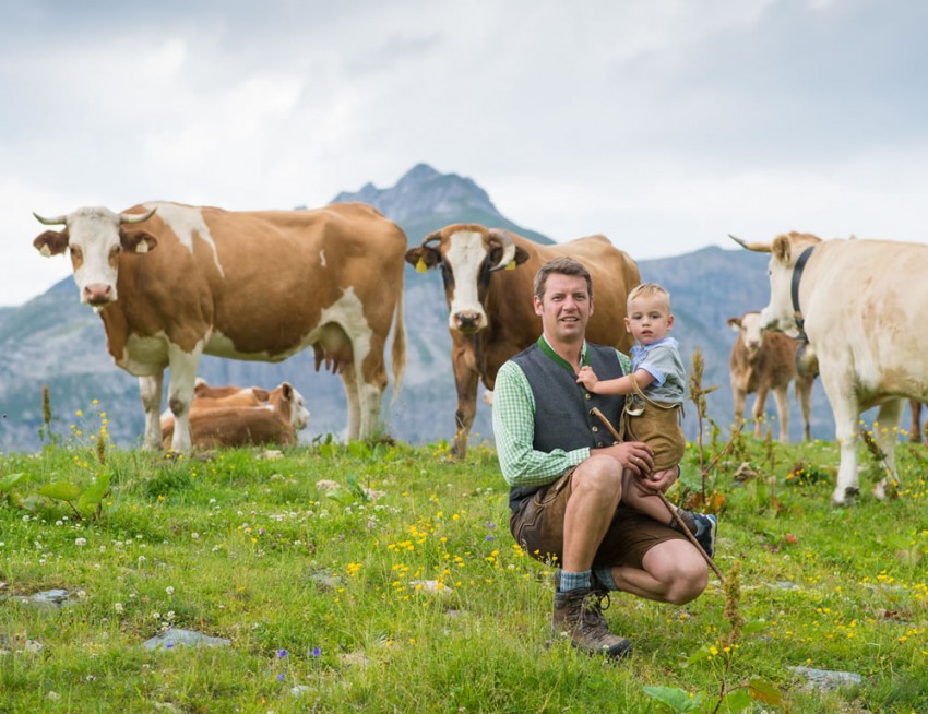 Vater und Sohn auf der Alm