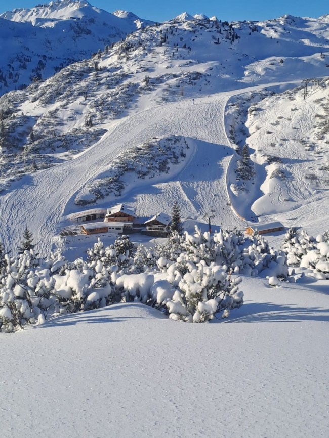 Die Dikt'n Alm inmitten der verschneiten Winterlandschaft von Obertauern
