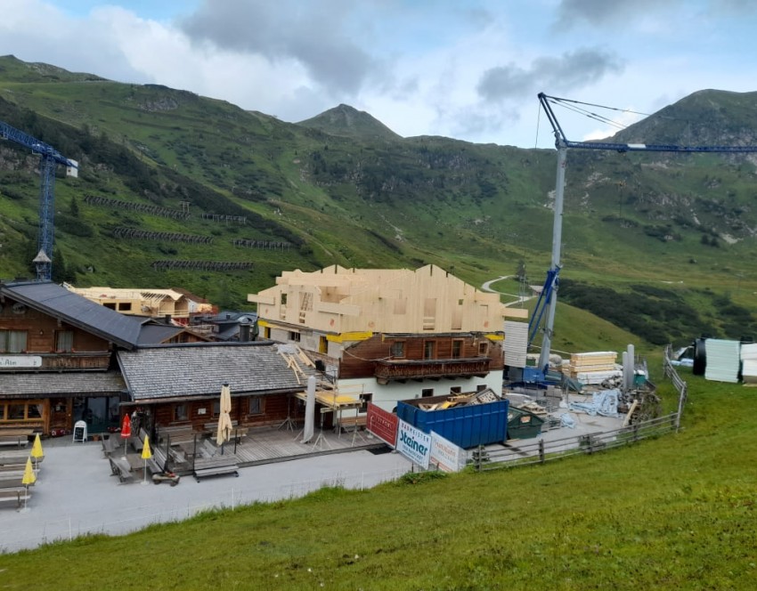 Blick auf die Baustelle der Dikt'n Alm – Baufortschritt Sommer 2024.Die Terrasse der Dikt'n Alm während der letzten Bauphase im Sommer 2024.