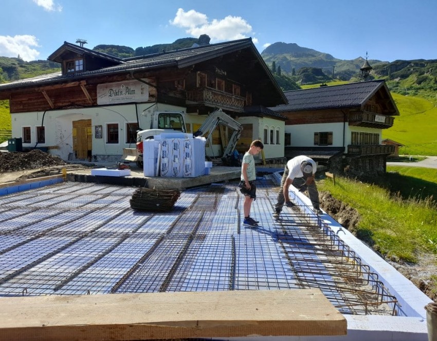 Fundamentarbeiten und Bauvorbereitungen für die Erweiterung der Dikt'n Alm.