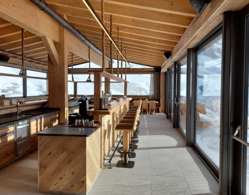 Die neue Terrassenbar mit modernem Holzdesign und Panoramablick.