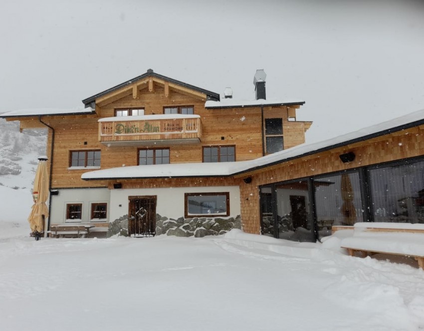 Die Dikt'n Alm in winterlicher Pracht nach der Renovierung im Jahr 2024.